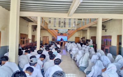 Sosialisasi KKN Universitas Singa Perbangsa di SMK Rismatek tentang Pencegahan Cybercrime