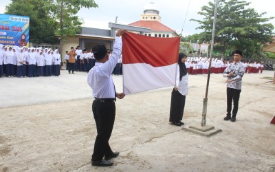 Upacara Memperingati Hari Guru